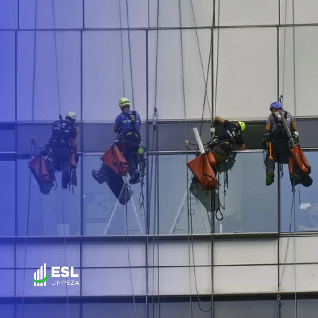 limpeza de fachadas e janelas - limpeza de fachadas - manutenção e conservação predial | esl Limpeza de fachadas e janelas, Profissionais operadores de balancim realizando Limpeza de Fachadas em janelas de vidro.