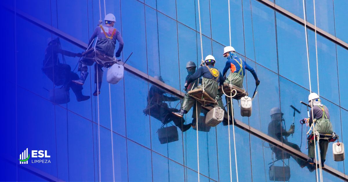 Se você procura uma empresa de limpeza de fachadas Caraguatatuba com serviço especializado perto de você, conte com a ESL Limpeza. Somos referência em acesso por cordas (alpinismo industrial), garantindo eficiência, segurança e o melhor custo-benefício para seu empreendimento.