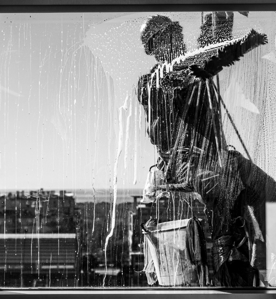 limpador de fachadas executando serviço de limpeza de fachadas no espírito santo Limpador de fachadas executando serviço de limpeza de fachadas no Espírito Santo