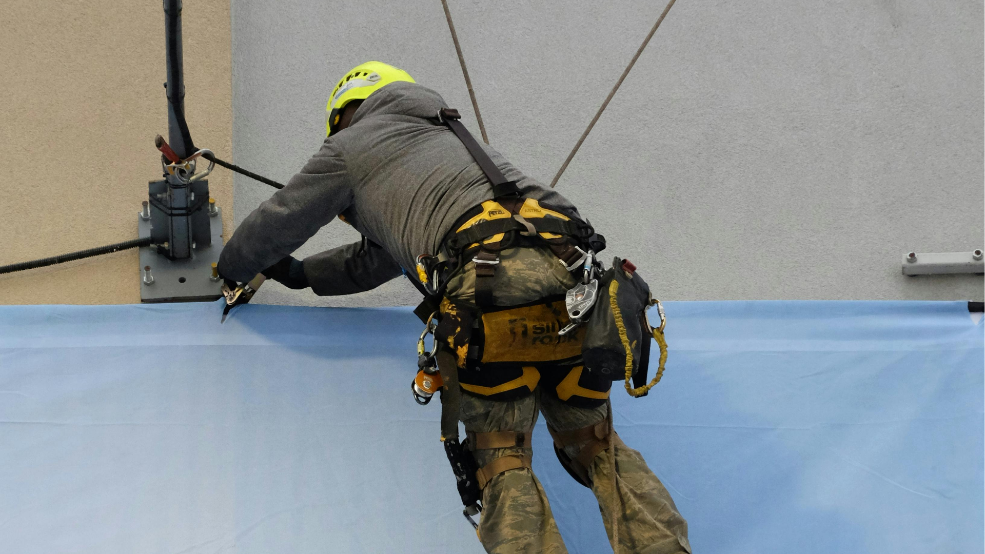 alpinista predial fazendo inspeção técnica para ponto de ancoragem em limpeza de fachadas no espírito santo Alpinista predial fazendo inspeção técnica para ponto de ancoragem em limpeza de fachadas no Espírito Santo