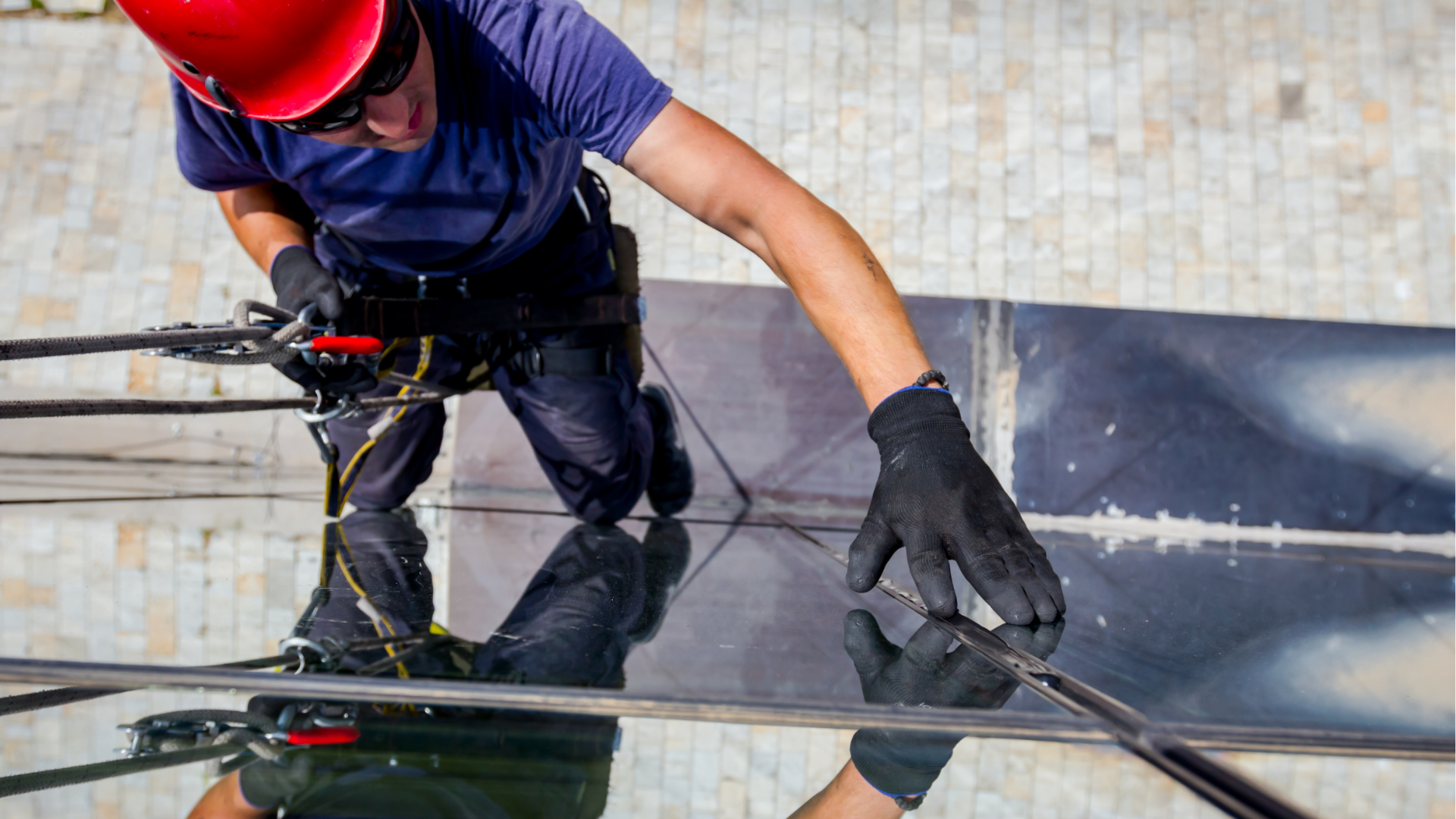 alpinista predial inspecionando vidros para limpeza de fachadas no espírito santo Alpinista predial inspecionando vidros para limpeza de fachadas no Espírito Santo