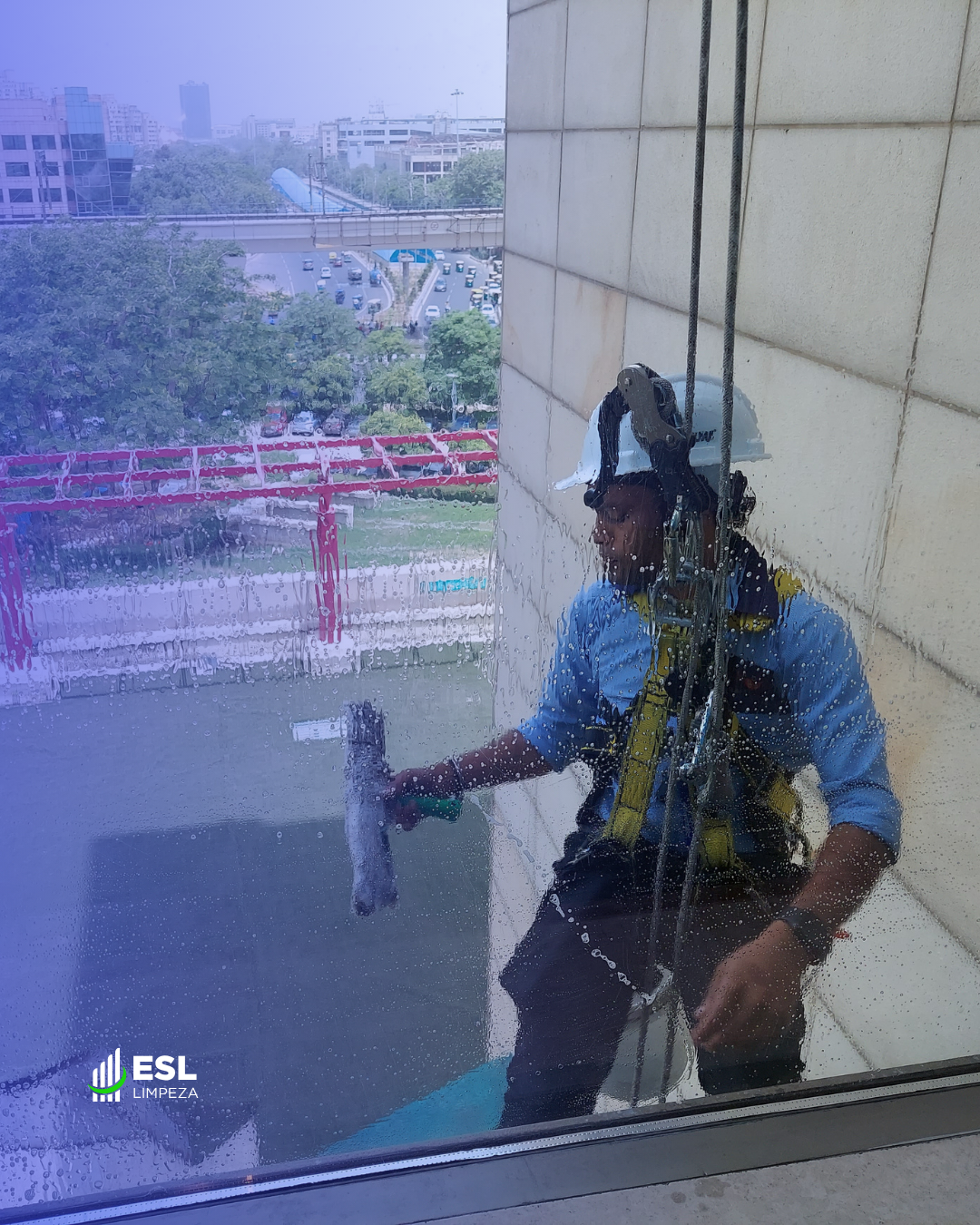 limpador de fachadas executando serviço de limpeza de fachadas em alagoas Serviço de Limpeza de Fachadas em Alagoas: Excelência em Acesso por Cordas